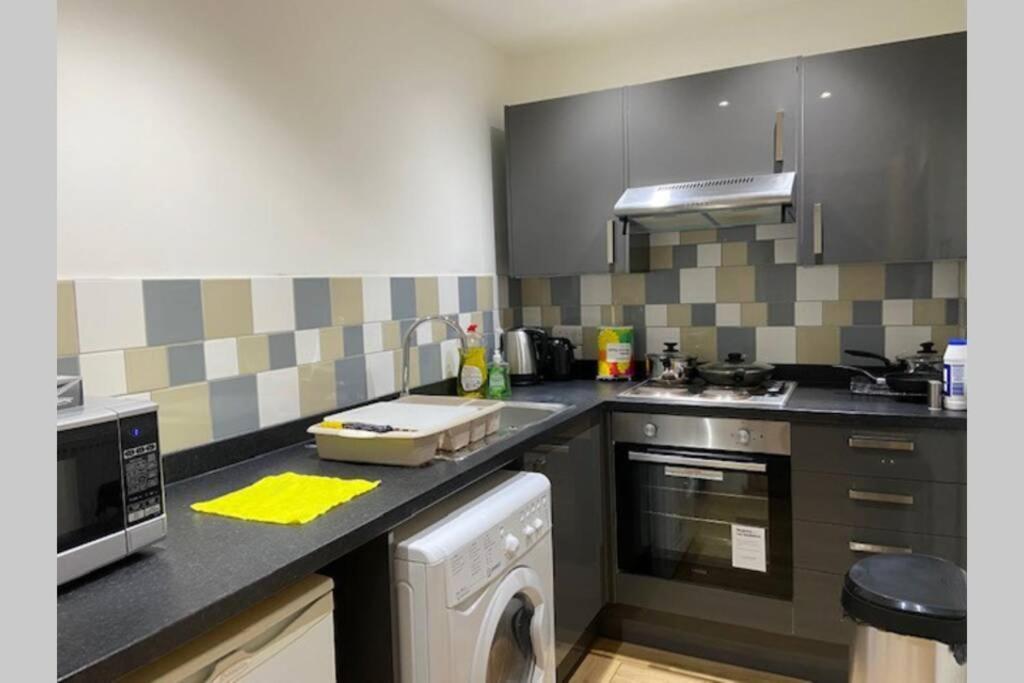 Cosy Apartment Near Train Station Portsmouth Bagian luar foto